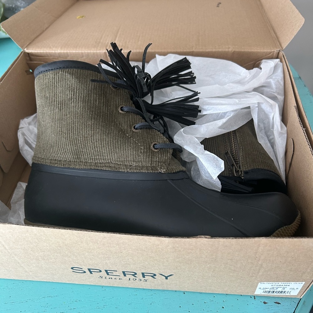 Women’s 8.5 SPEERY boots